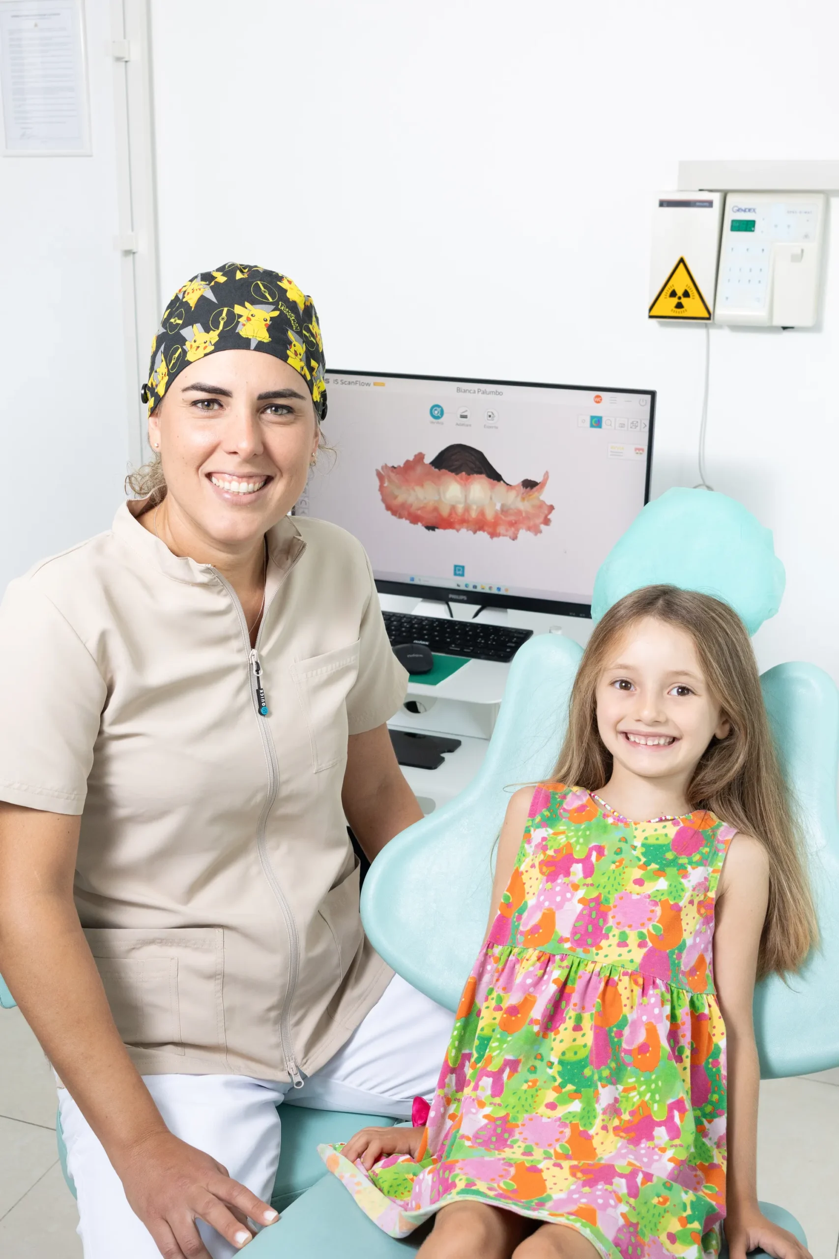 Una professionista di Odontos con una bambina nella sala operativa