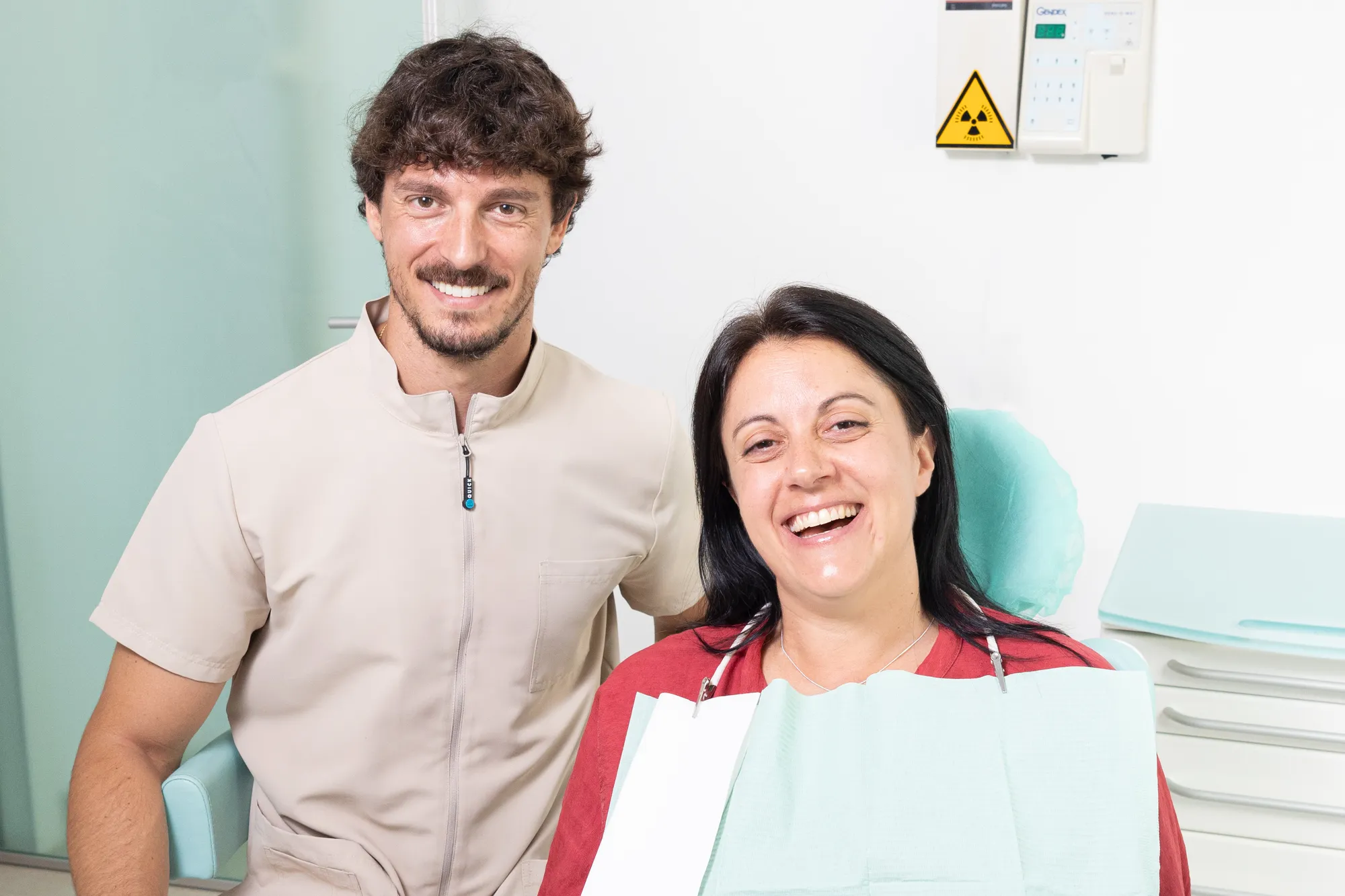 Il Dott. Alessandro Chiorri con una paziente sorridente in poltrona