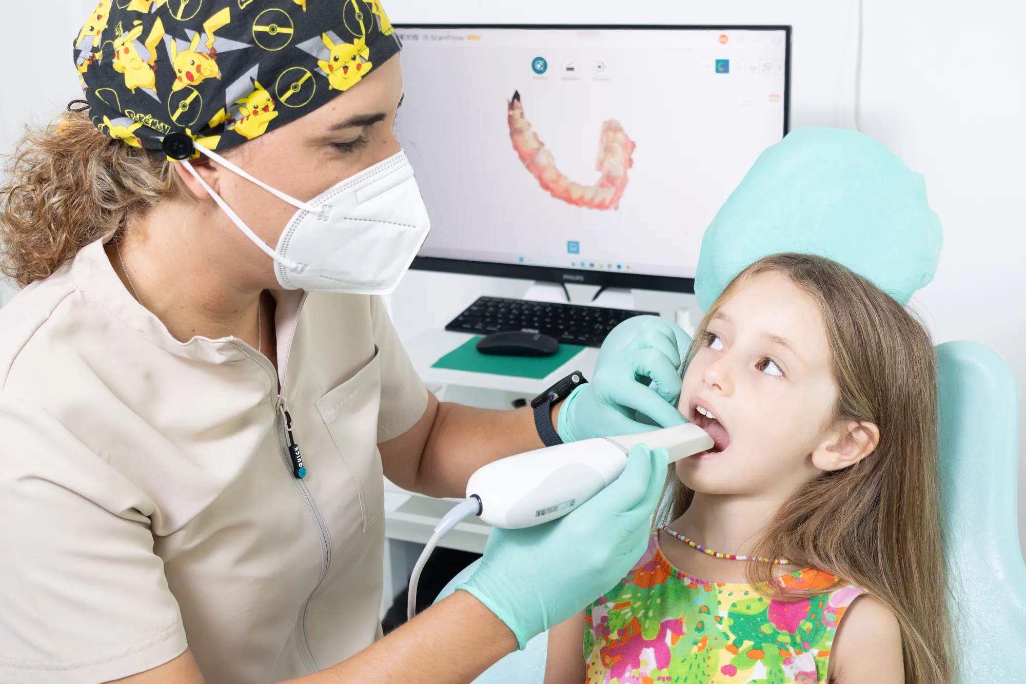 Scansione intraorale digitale su una bambina
