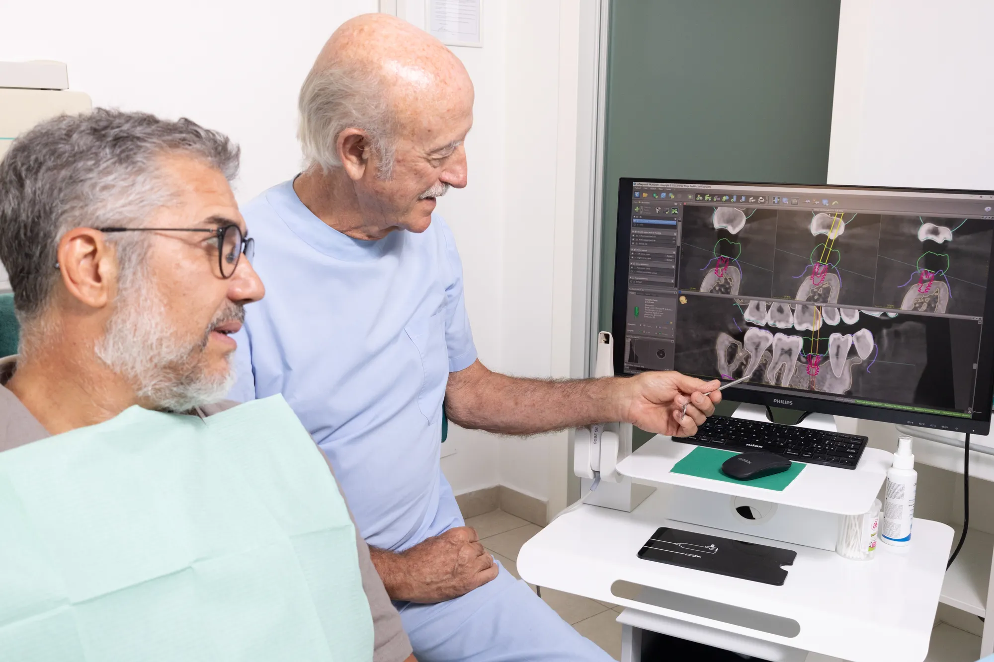 Il Dott. Pier Francesco Caporale mostra a un paziente le immagini radiografiche sul monitor